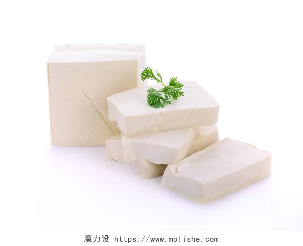 在白色背景下分离的立方体豆腐在白色背景下分离的立方体豆腐